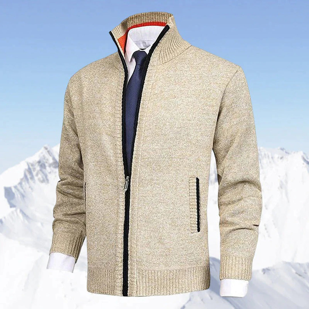 "Komfortabel beige vår-cardigan for herre med ribbestrikkede kanter og sidelommer, perfekt for stil og fleksibilitet."