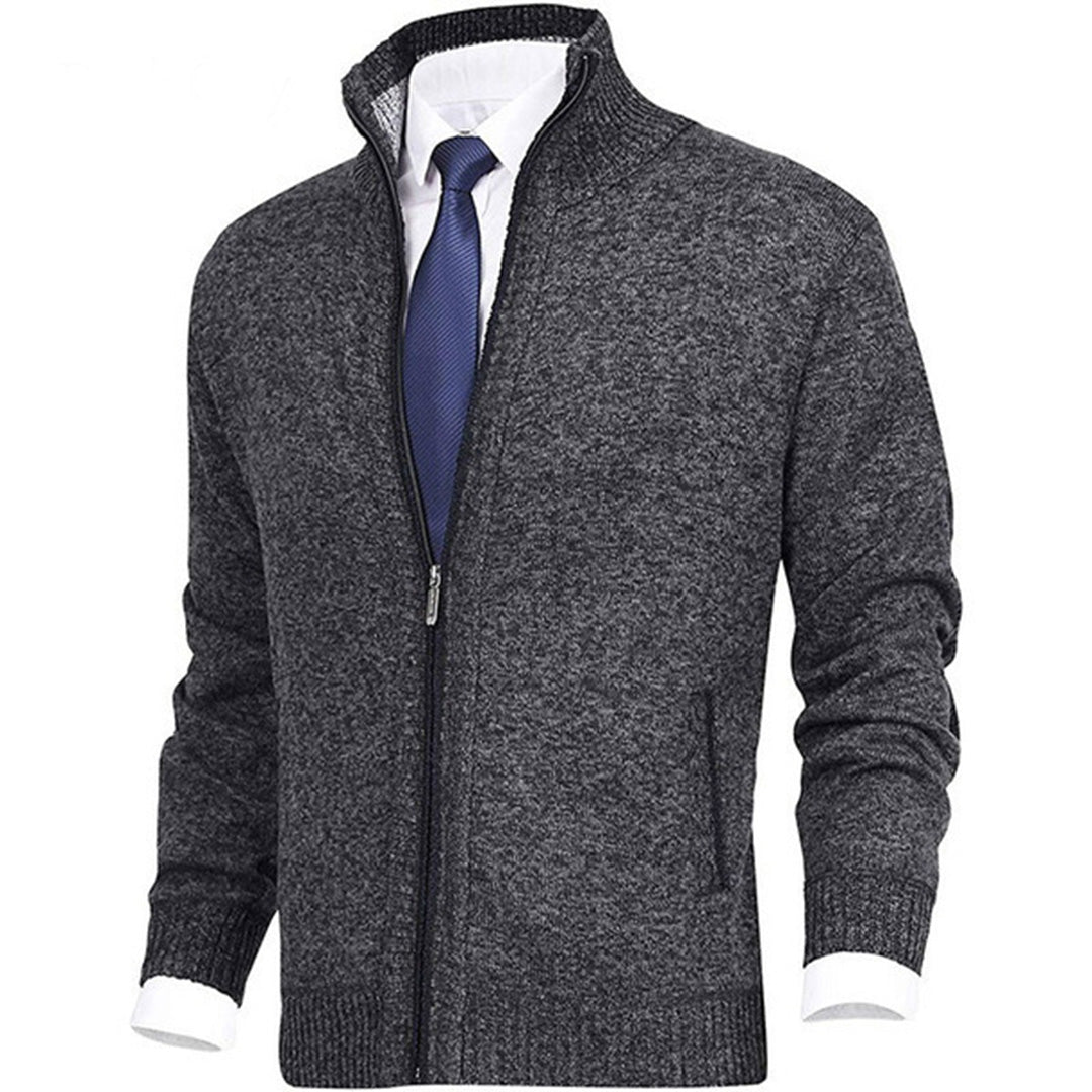 "Komfortabel beige vår-cardigan for herre med ribbestrikkede kanter og sidelommer, perfekt for stil og fleksibilitet."