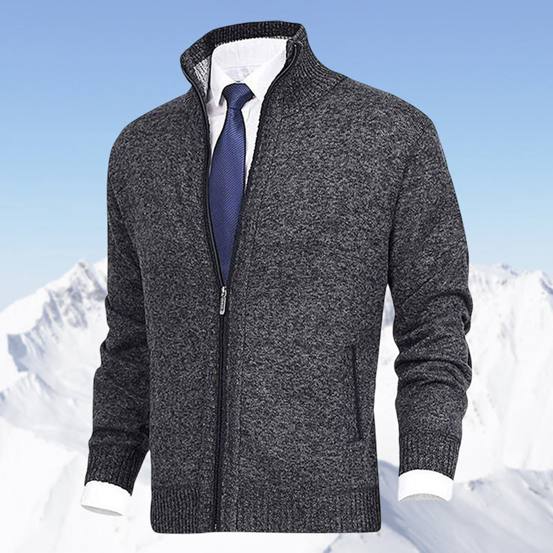 "Komfortabel beige vår-cardigan for herre med ribbestrikkede kanter og sidelommer, perfekt for stil og fleksibilitet."