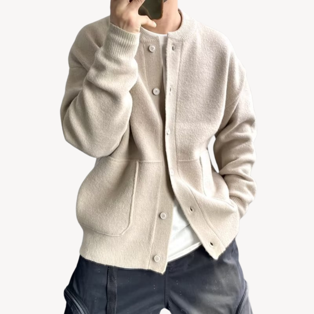 Grønn herrecardigan med knapper, ideell for høst og vinter. Komfortabel herresweater for avslappet stil.