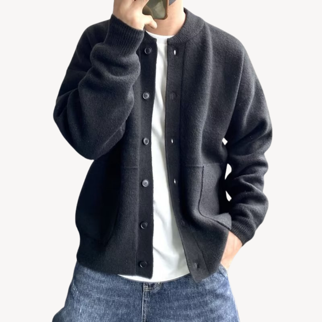 Beige herrecardigan med knapper. Varm og stilfull knappecardigan for herre, perfekt for lagpålag.