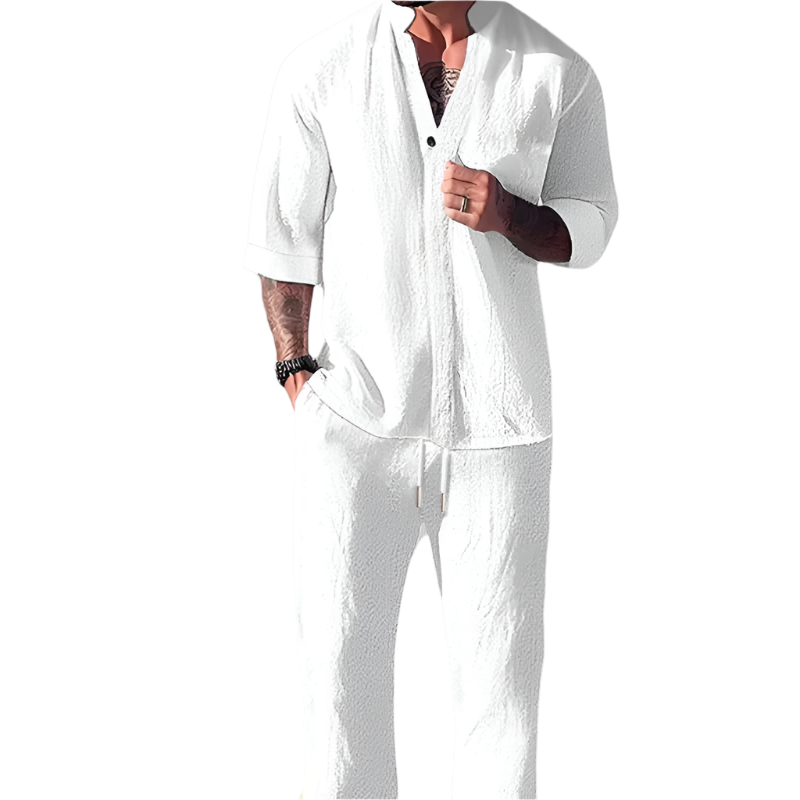 Komfortabelt herre v-hals loungewear sett i grĂĄtt, perfekt for avslappede dager hjemme om vĂĄren og sommeren.