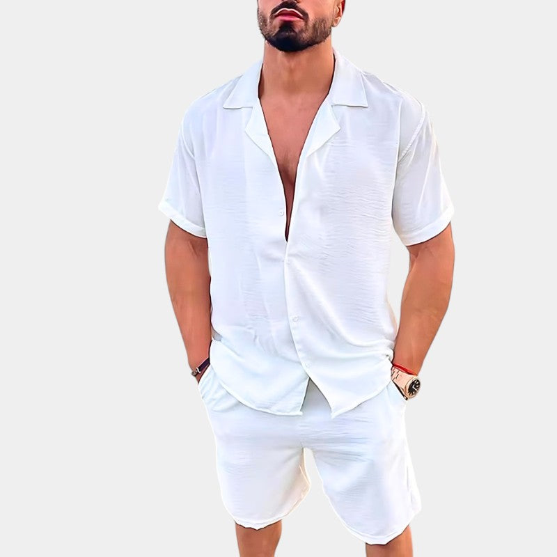 Stilig herresett med V-hals skjorte og shorts. Ideelt sommerantrekk for menn, perfekt for ferie og fritid.