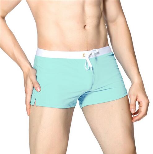 Komfortable badetøy for menn, hurtigtørkende strandtrunks i mellomblått for sommer og svømming.