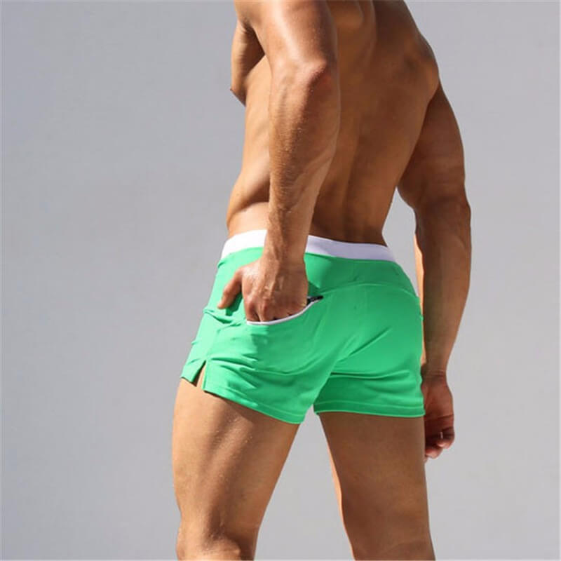 Komfortable badeshorts for menn i blått, egnet for strand og svømming, med praktiske lommer.
