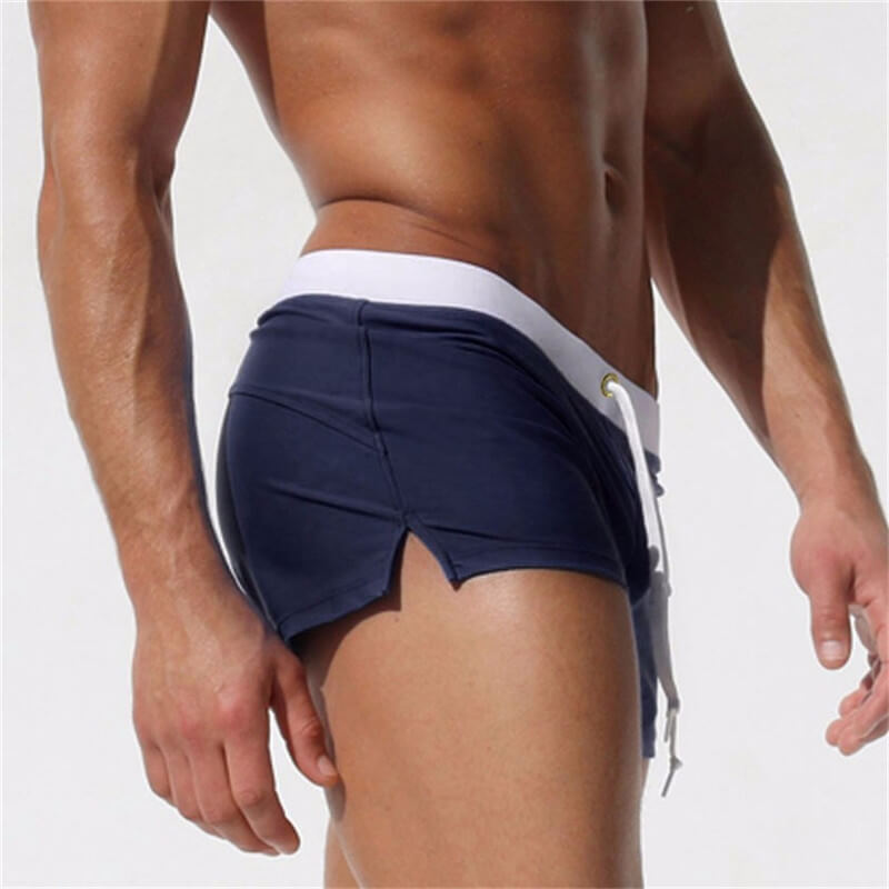 Badeshorts for menn med diskret logo, hurtigtørkende og komfortable for svømming.
