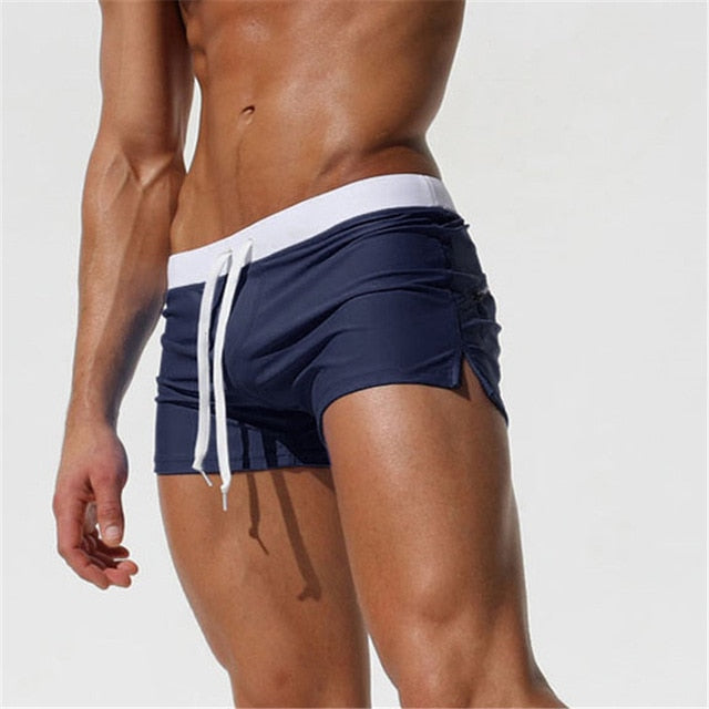 Stripete badeshorts for menn, hurtigtørkende og stilige for strand og sommeraktiviteter.