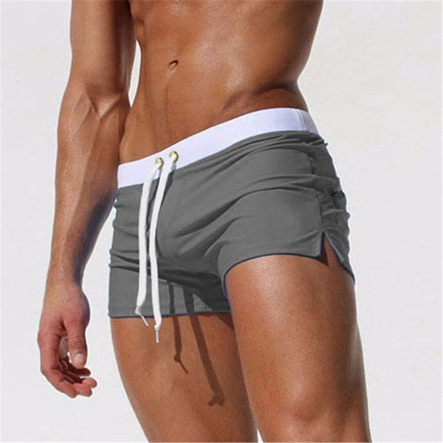 Menns badeshorts med mønster, komfortable og hurtigtørkende, egnet for svømming og sport.