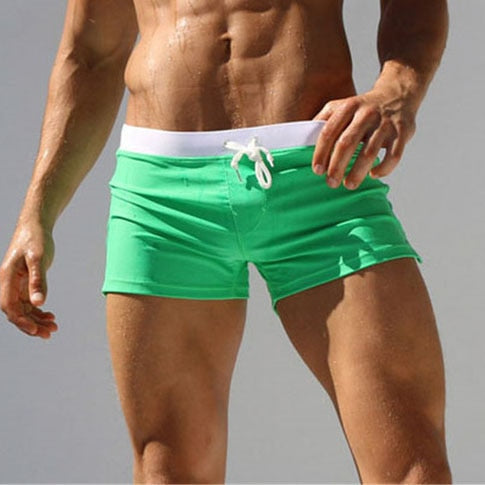 Røde badeshorts for menn, sporty og hurtigtørkende, perfekte for sommerens stranddager.