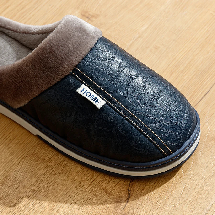 Mann som bruker komfortable slip-on herre innendørs slippers for hverdagslig hjemmebruk.