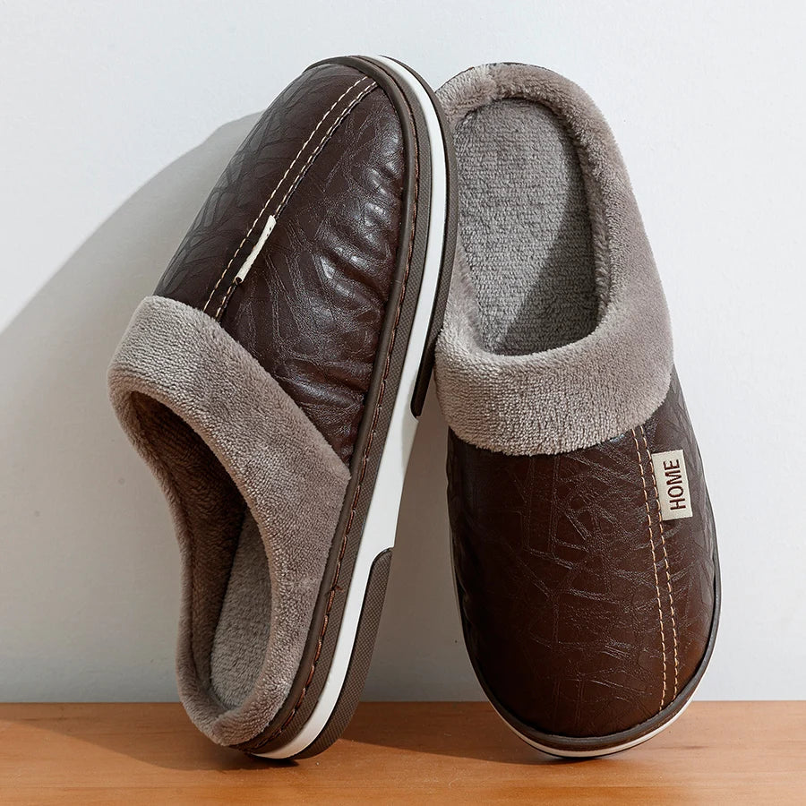 Stilrene herre innendørs slippers fra siden, med fokus på komfort og holdbarhet for hjemmet.
