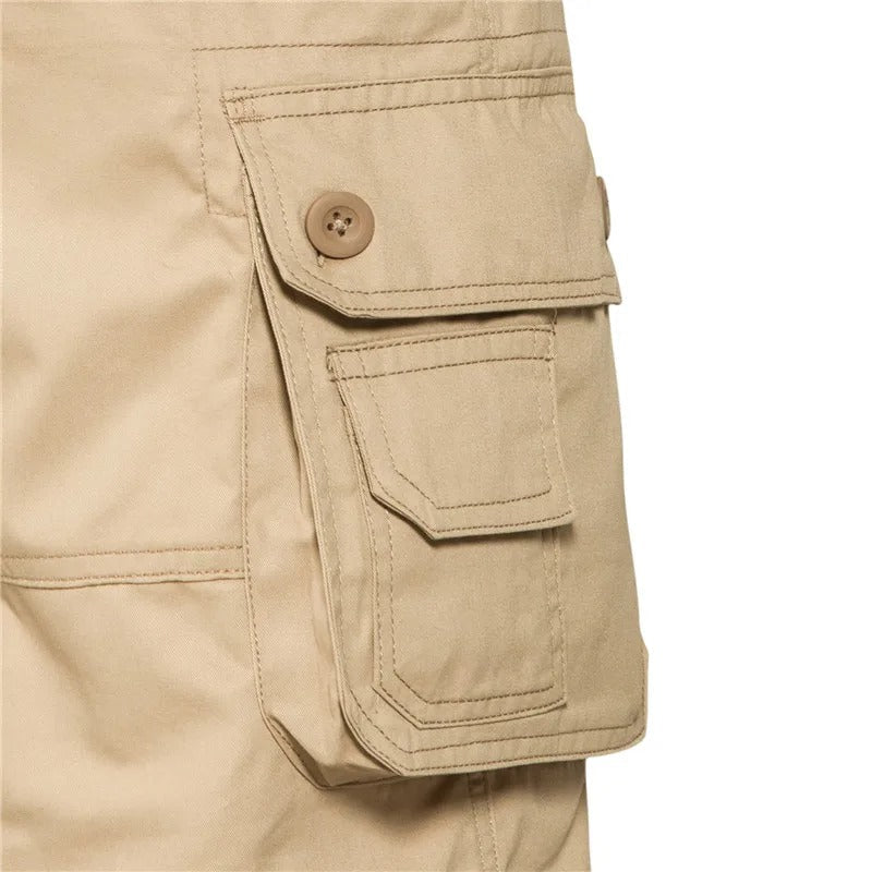 Svarte herreshorts med praktiske cargo-lommer, designet for komfort og funksjonalitet.