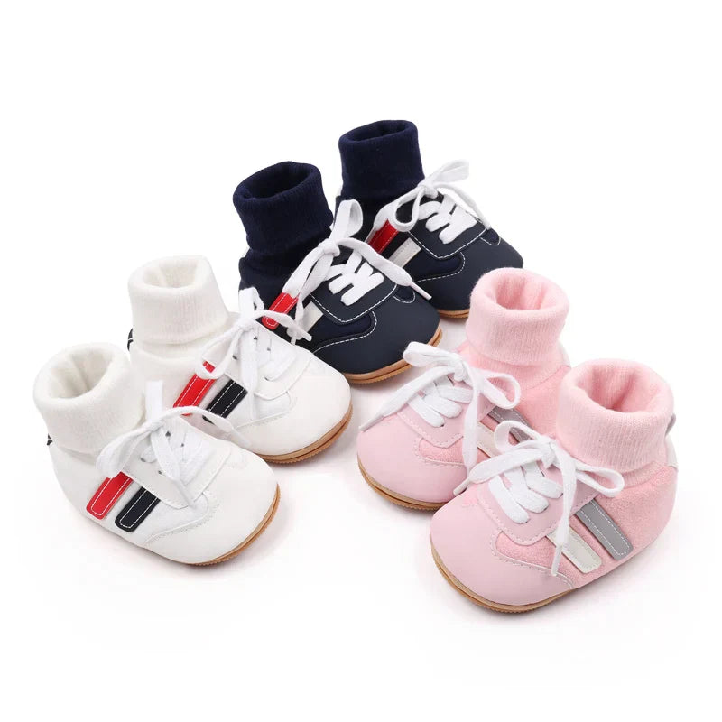 Komfortable mini babysko med antiskli, mykt bomull, slip-on stil, i blått/hvitt, perfekt for babyens første steg.