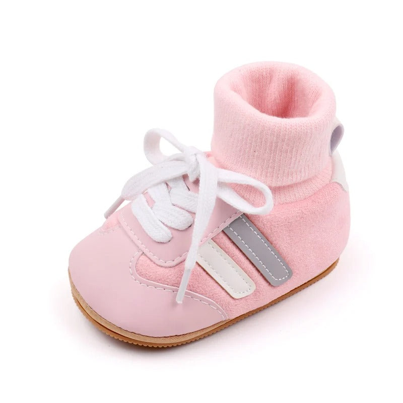 Komfortable mini babysko med antiskli, mykt bomull, slip-on stil, i blått/hvitt, perfekt for babyens første steg.