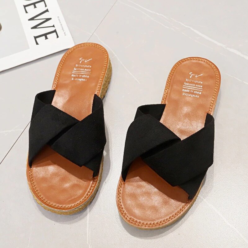 Komfortable svarte criss-cross sandaler for kvinner, ideelle som fritids- og sommersko.