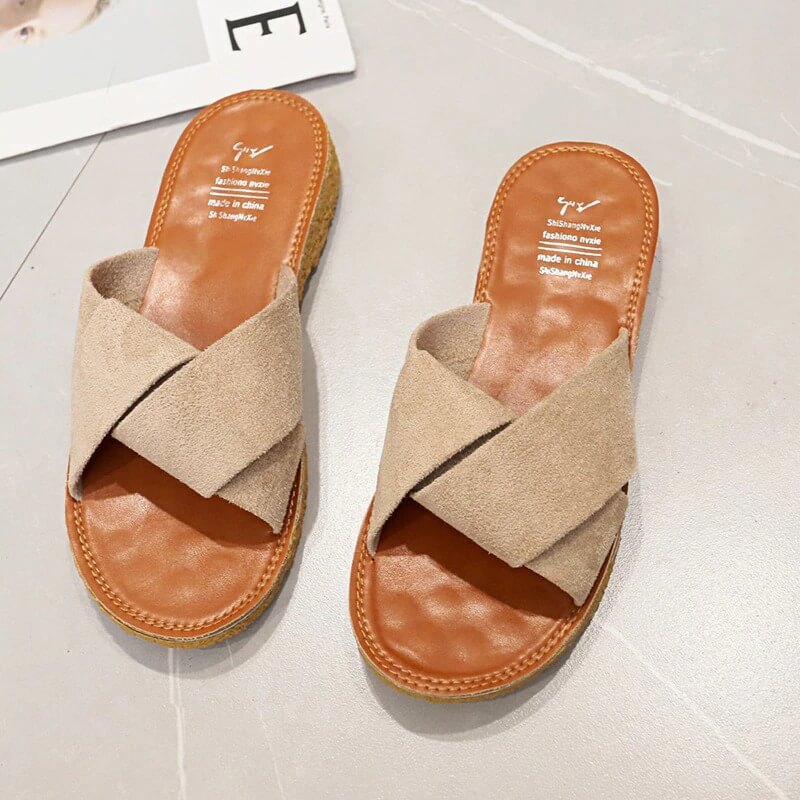 Stilige damesandaler med krysset stroppdesign og komfortabel gummisåle for sommerbruk.