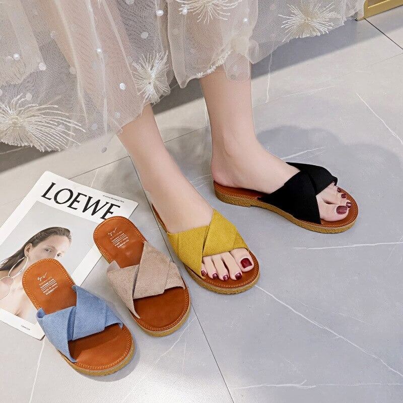 Fritidssko: Criss-cross sandaler til kvinner i beige, egnet for hverdagsbruk og ferie.