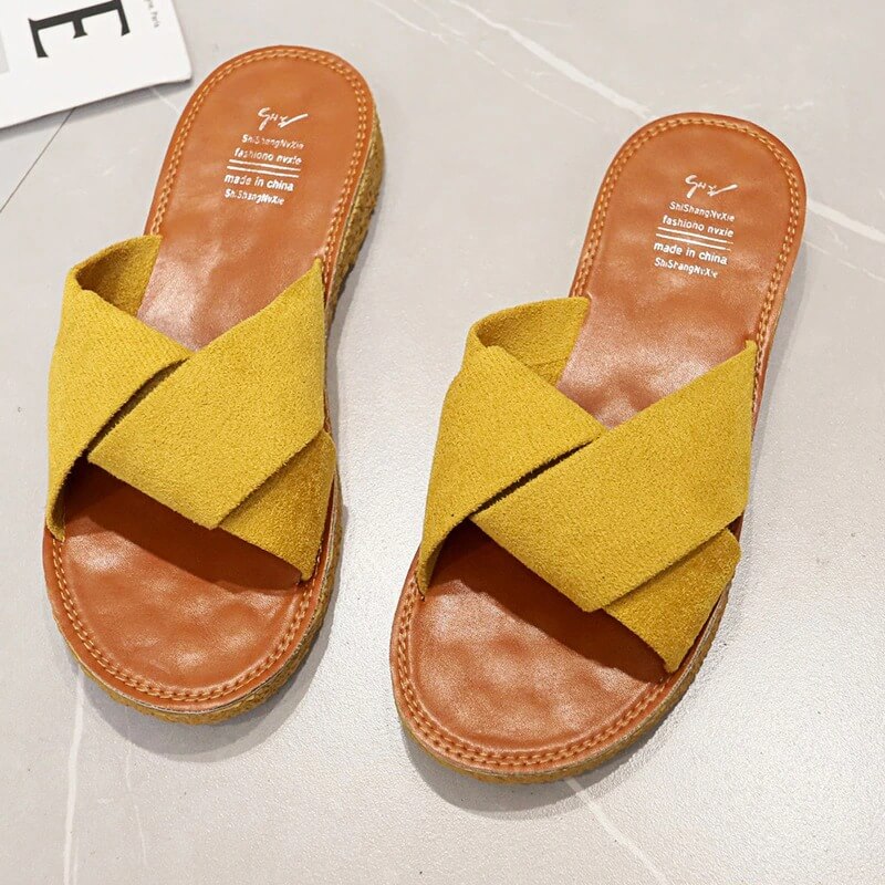 Komfortable og moderne criss-cross sandaler for damer, perfekt for varme sommerdager.
