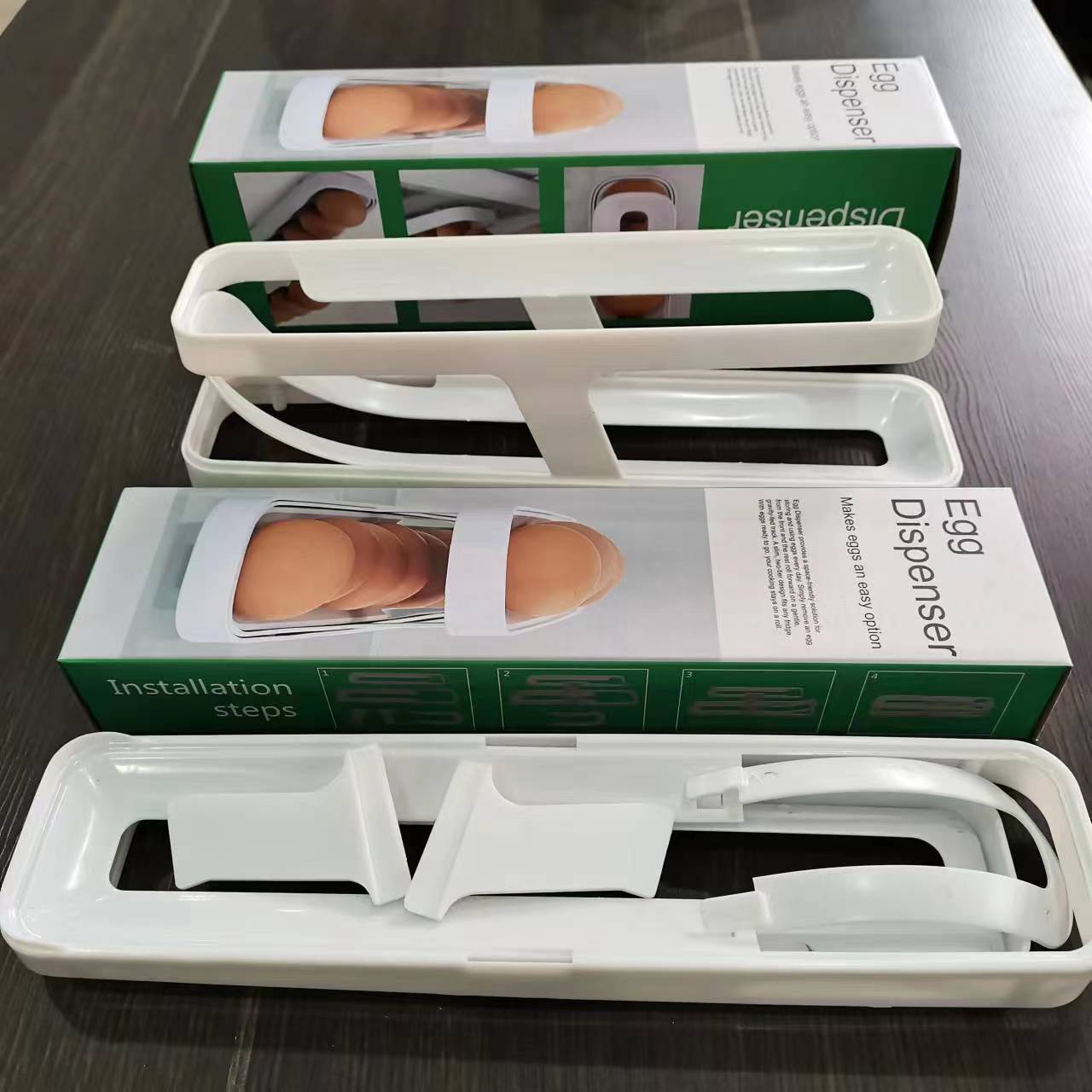 "Kompakt automatisk eggedispenser, to-lags design, plass til 14 egg. Praktisk og estetisk for moderne kjøkken."