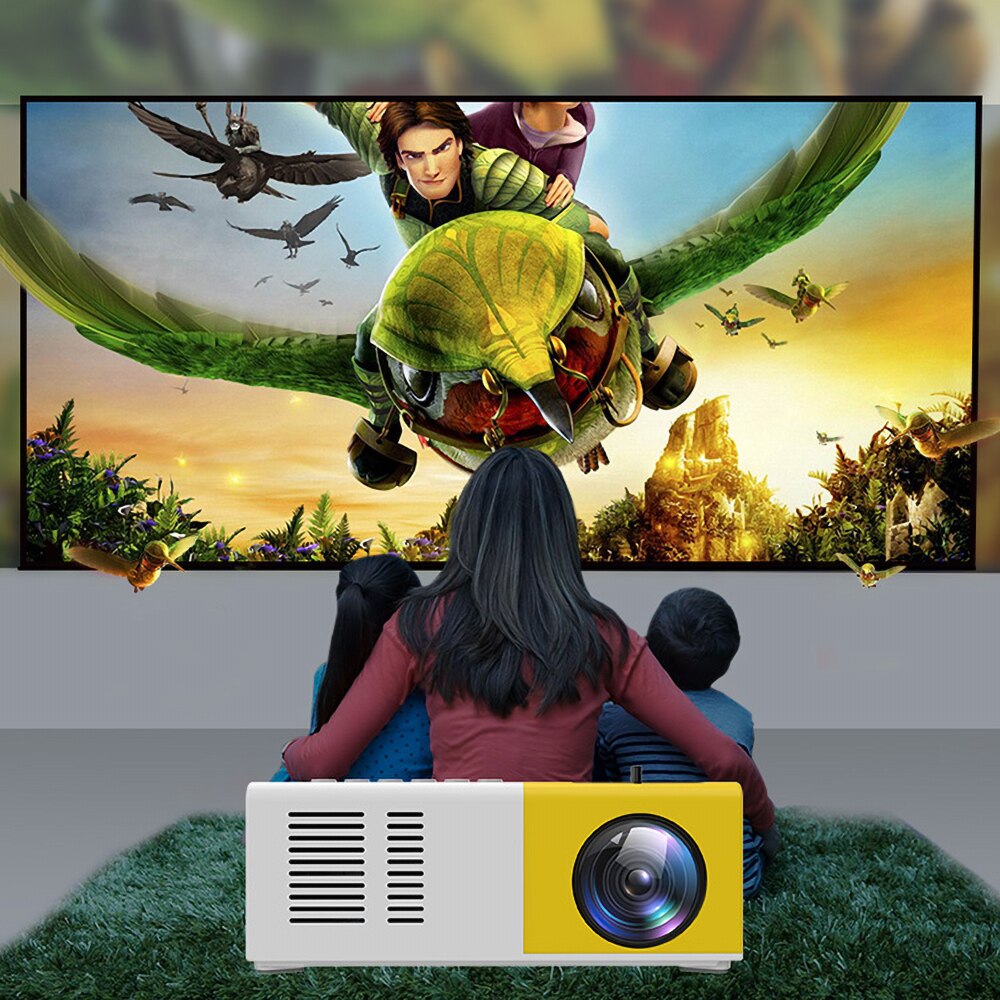 Bærbar hjemmekinoprojektor på et bord, klar til visning av filmer og serier i HD