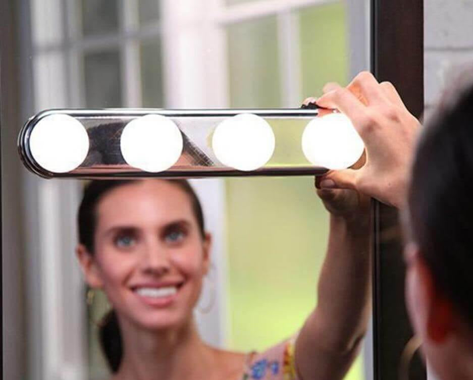 Bærbart LED baderomslys med sugekopp, perfekt som reise lys for makeup og hudpleie. Kompakt design.