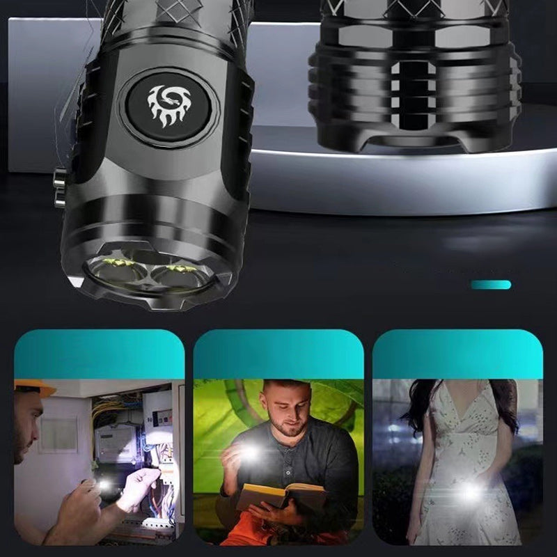 "Kompakt treøyet mini lommelykt med tre LED-kjerner, vanntett, svart/sølv, for camping og nødbruk."