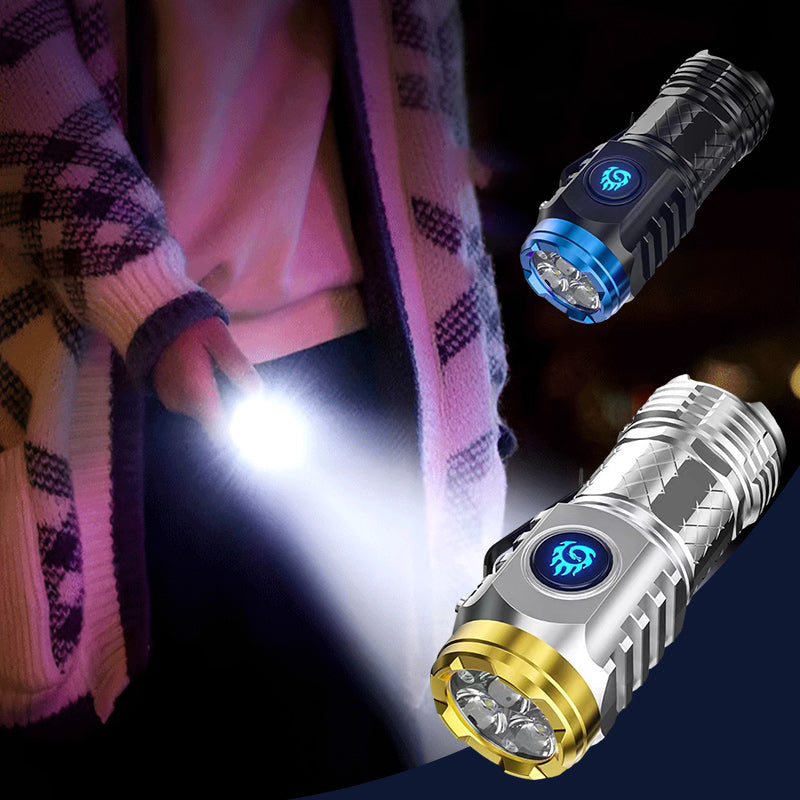 "Kompakt treøyet mini lommelykt med tre LED-kjerner, vanntett, svart/sølv, for camping og nødbruk."