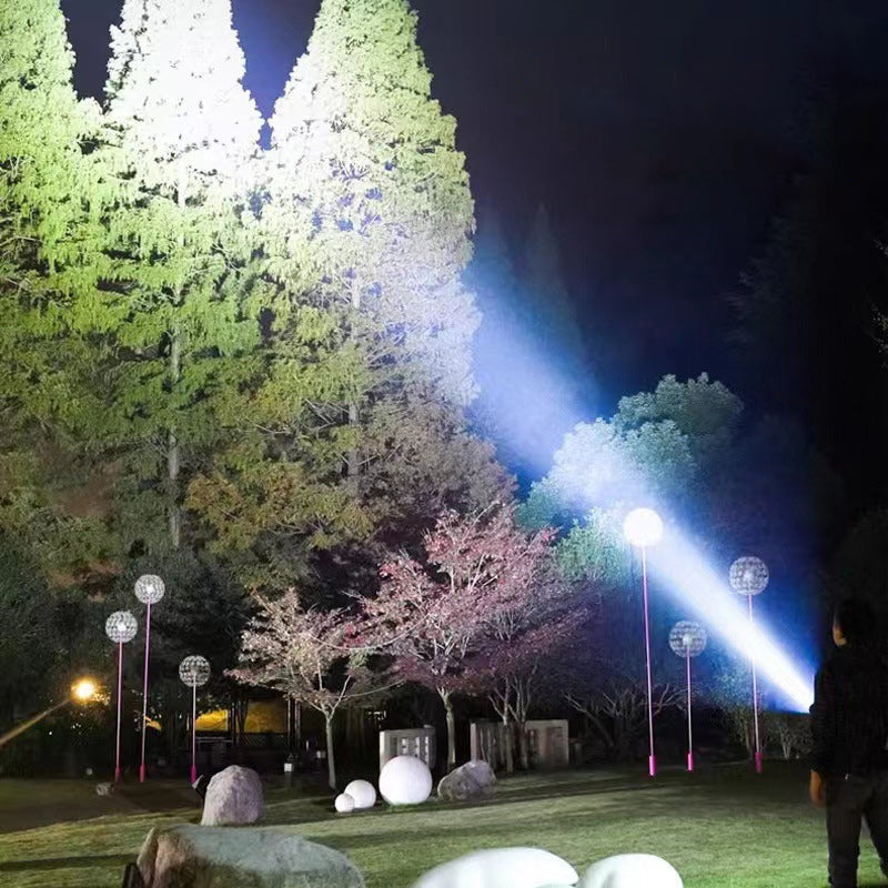 "Kompakt treøyet mini lommelykt med tre LED-kjerner, vanntett, svart/sølv, for camping og nødbruk."