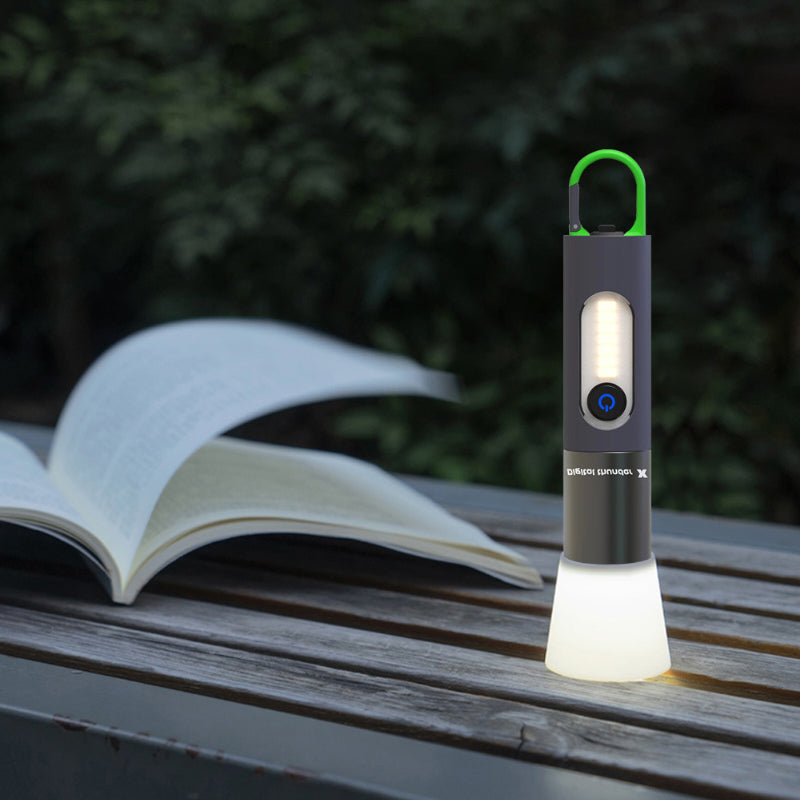 "Kompakt zoombar LED-lommelykt med 1000 lumen, USB-C lading, laget av anodisert aluminium for holdbarhet."