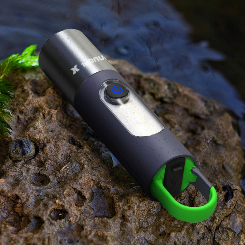 "Kompakt zoombar LED-lommelykt med 1000 lumen, USB-C lading, laget av anodisert aluminium for holdbarhet."
