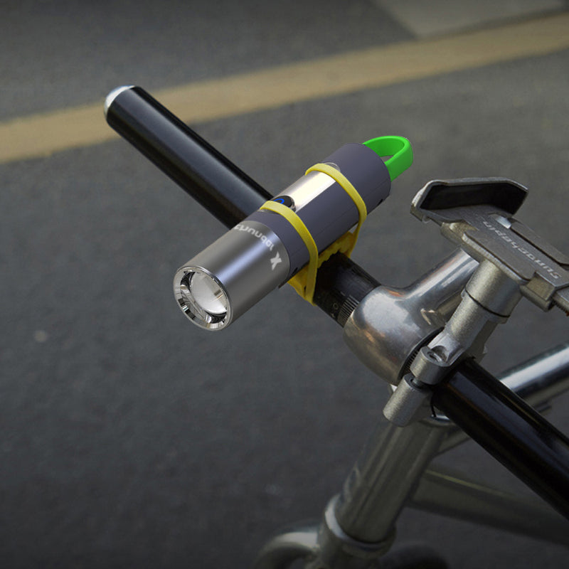 "Kompakt zoombar LED-lommelykt med 1000 lumen, USB-C lading, laget av anodisert aluminium for holdbarhet."