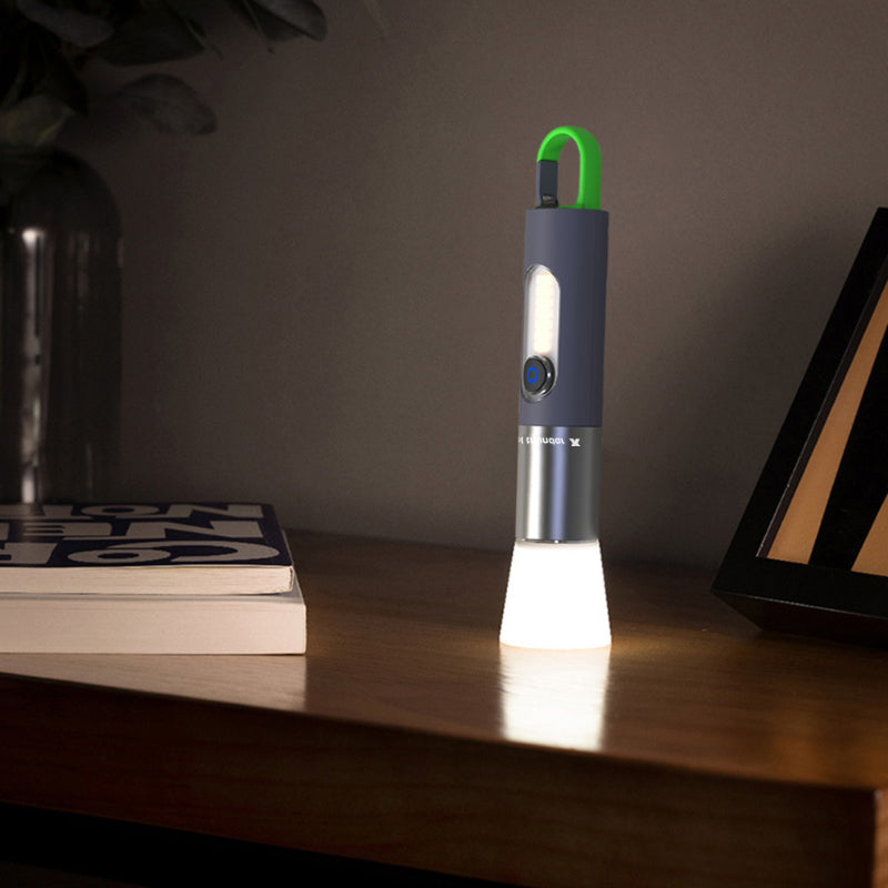 "Kompakt zoombar LED-lommelykt med 1000 lumen, USB-C lading, laget av anodisert aluminium for holdbarhet."