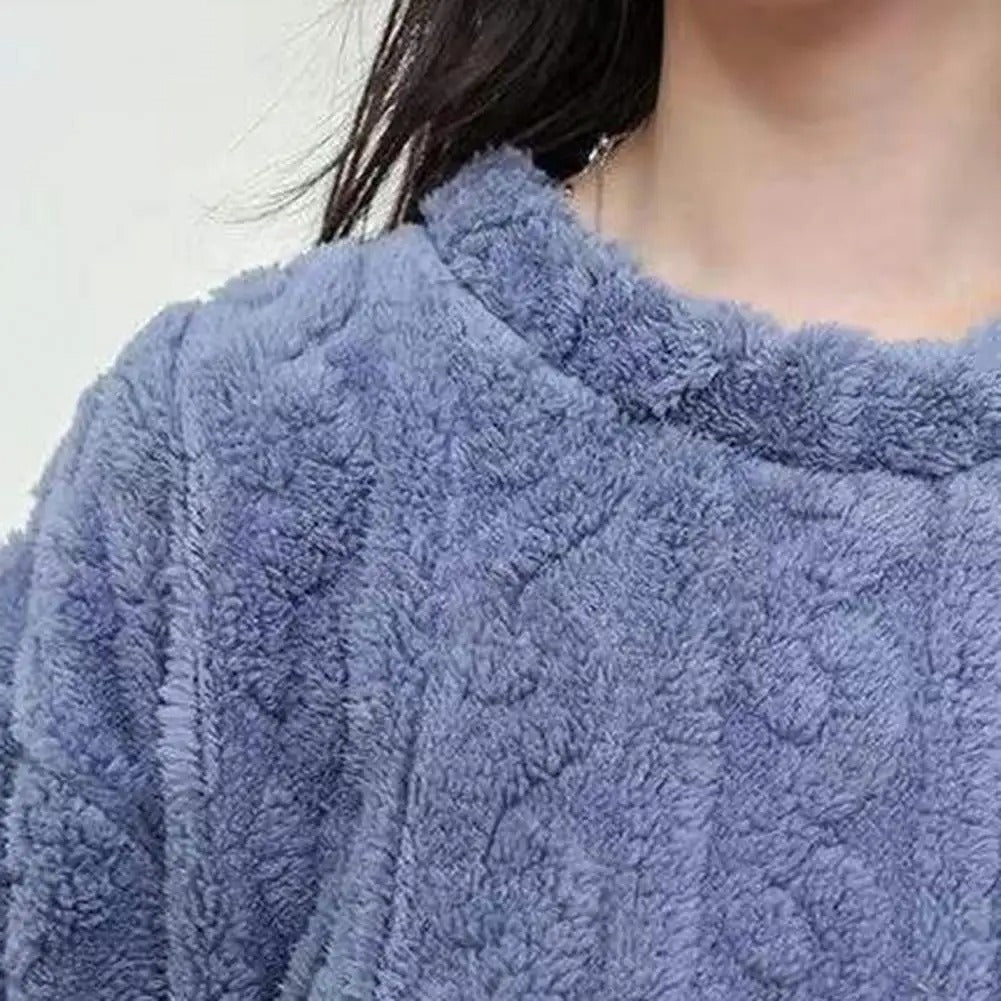 Et dame pysjamas-sett i mykt fløyel i en elegant lilla fargetone, supert som nattøy