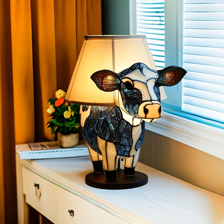 Søt ku bordlampe med varmt lys, ideell for barnerom eller som koselig interiørdekorasjon i hjemmet.