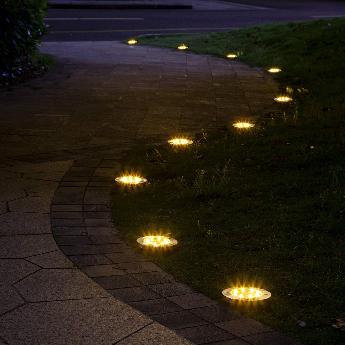 Detalj av vanntett solcelle disklys med 8 LED, designet for tøffe utendørsforhold. Kvalitetsbelysning.