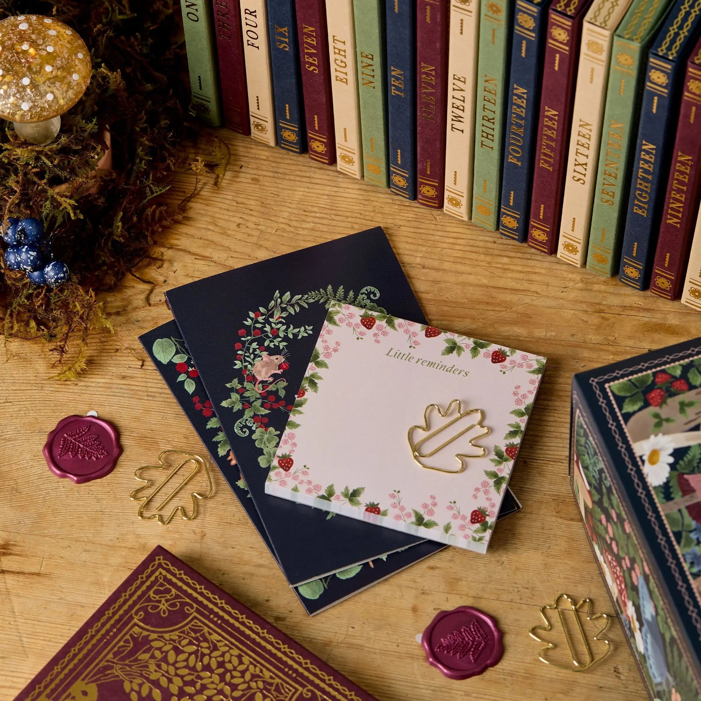 Nærbilde av adventskalender-innhold: Diverse penner, blyanter, notatbøker og klistremerker for hobby og kunst.