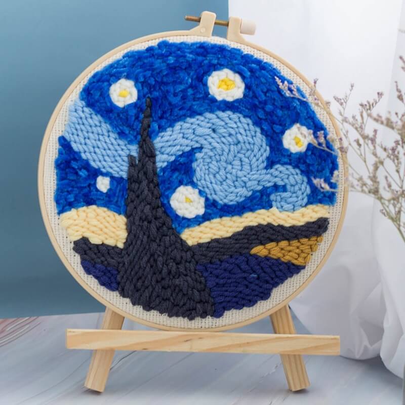 Kreativ punch nål i arbeid på spennende stoff, skaper nydelig broderi og tekstilkunst.