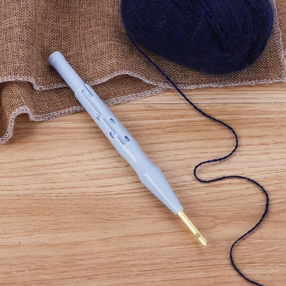Detaljert nærbilde av ergonomisk punch nål, klar for kreativt broderi og håndarbeid.