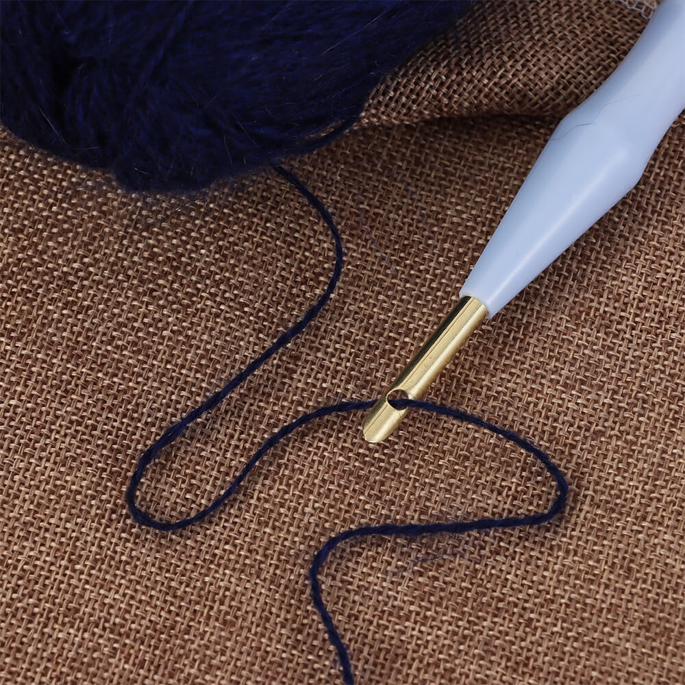 Vakkert ferdig broderi-prosjekt laget med punch nål, viser myk tekstur og hjemmedekor potensial.