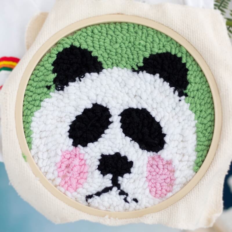 Nærbilde av taktil tekstur skapt med punch nål. Perfekt for unike broderier og tekstilkunst.