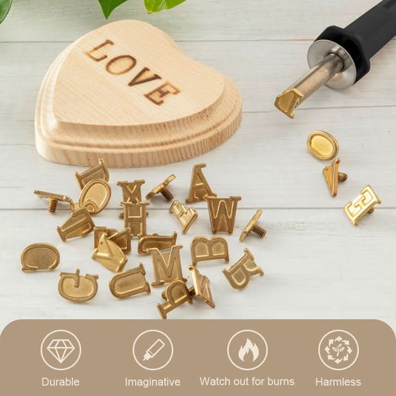 Nærbilde av hånd som graverer intrikate design på lær, med det allsidige DIY graveringssettet for håndverk.