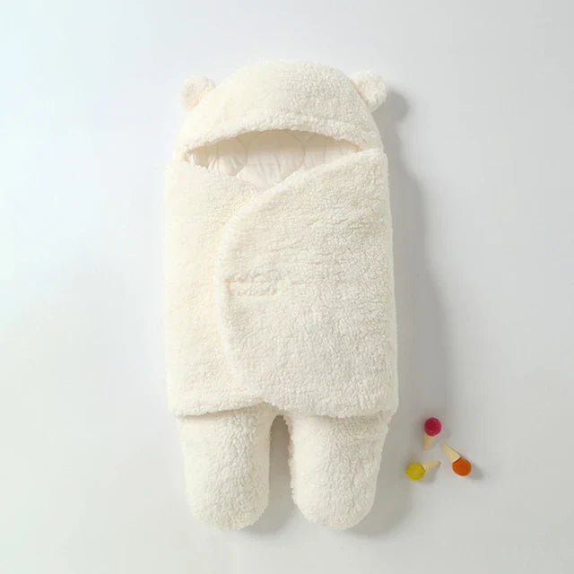 "Kremfarget baby kosedress i myk fleece med justerbar passform, designet for vinterbruk og allsidig som pledd."