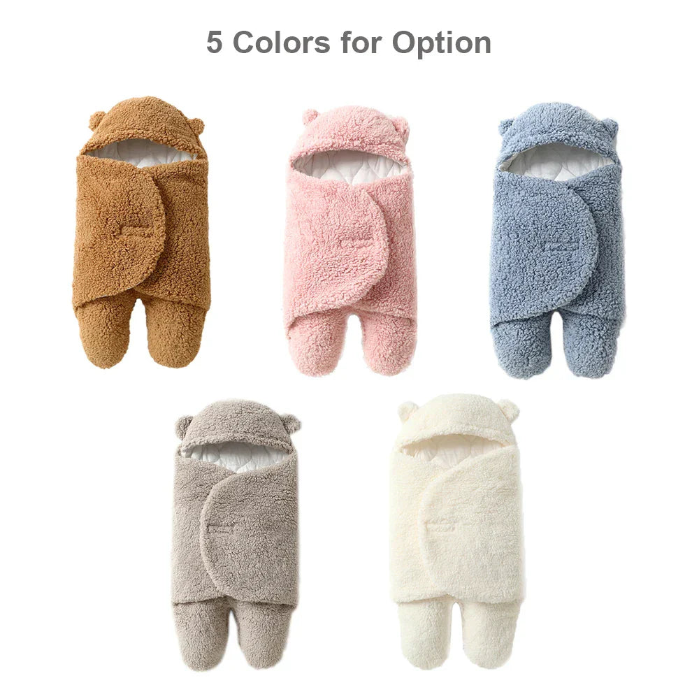 "Kremfarget baby kosedress i myk fleece med justerbar passform, designet for vinterbruk og allsidig som pledd."