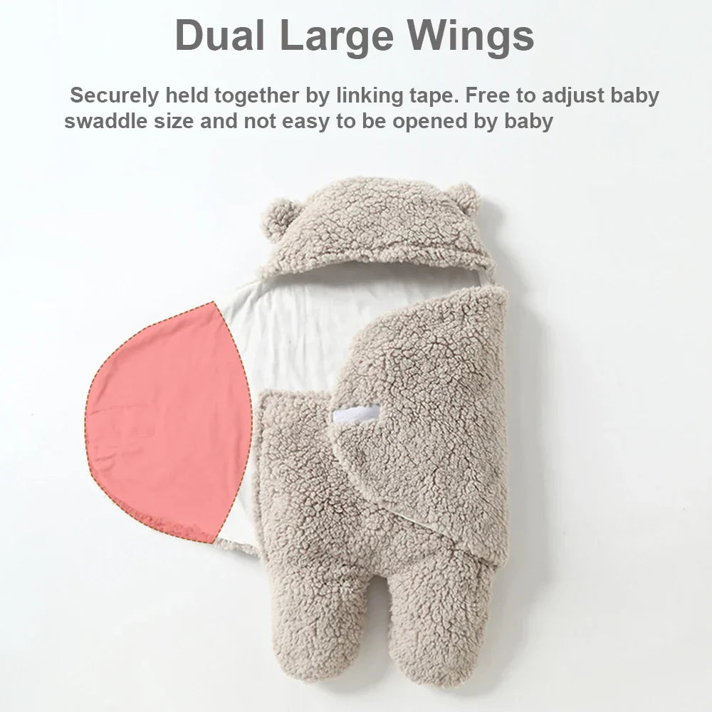 "Kremfarget baby kosedress i myk fleece med justerbar passform, designet for vinterbruk og allsidig som pledd."
