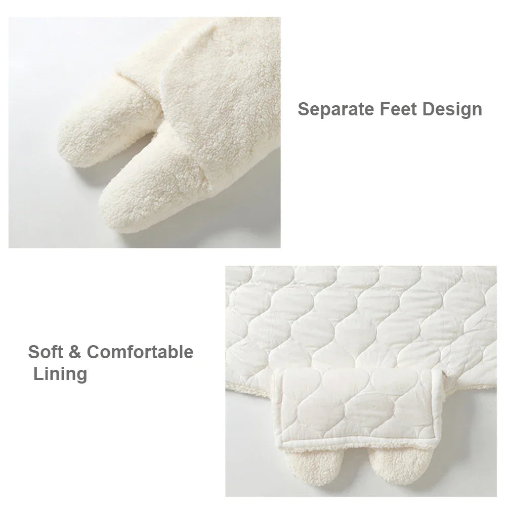 "Kremfarget baby kosedress i myk fleece med justerbar passform, designet for vinterbruk og allsidig som pledd."
