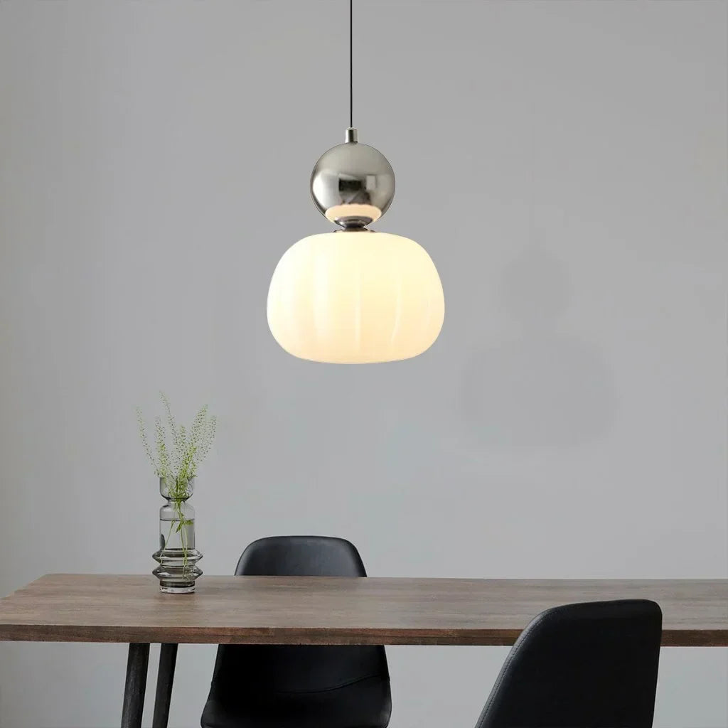 "Kremfarget pendellampe i Art Deco-stil, med elegant og klassisk design for moderne interiør."