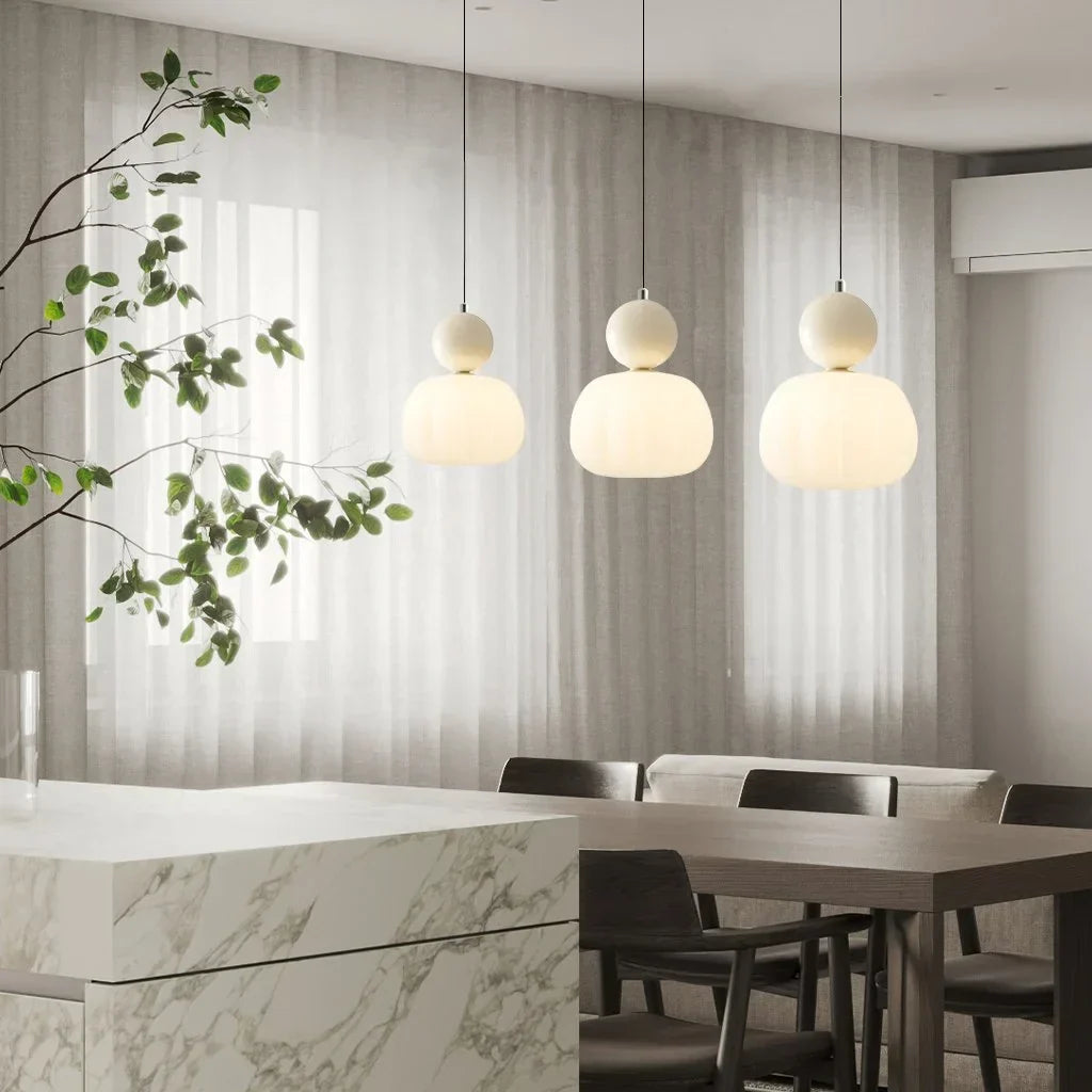 "Kremfarget pendellampe i Art Deco-stil, med elegant og klassisk design for moderne interiør."