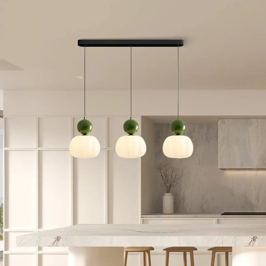 "Kremfarget pendellampe i Art Deco-stil, med elegant og klassisk design for moderne interiør."