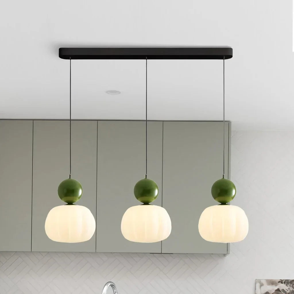 "Kremfarget pendellampe i Art Deco-stil, med elegant og klassisk design for moderne interiør."