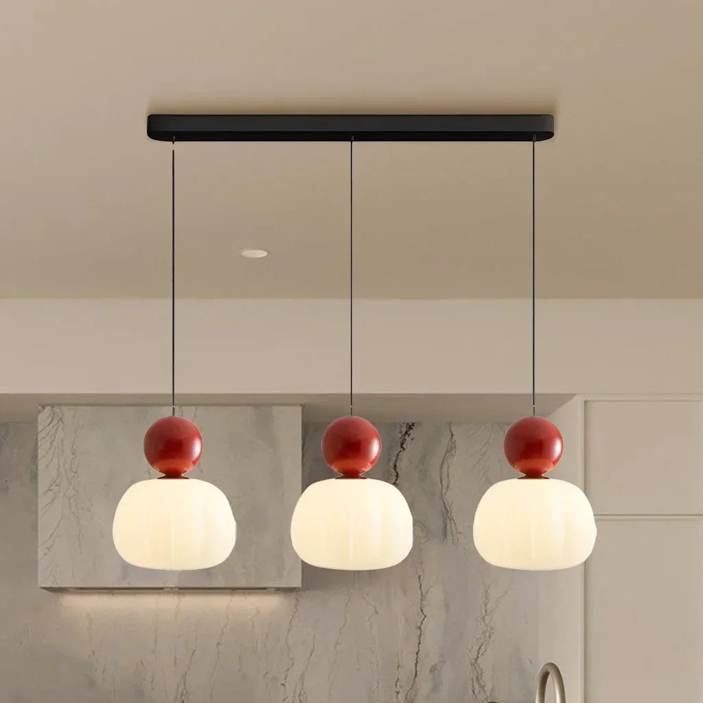 "Kremfarget pendellampe i Art Deco-stil, med elegant og klassisk design for moderne interiør."